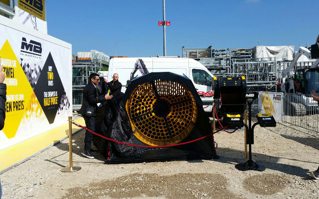 Bauma - Day 1 - new rotary screenig bucket MB-LS220 