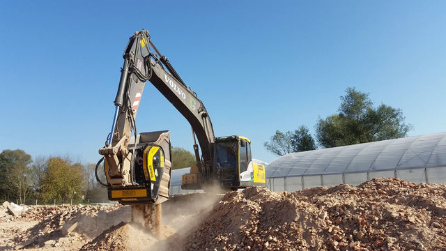 ConExpo-ConAGG 2017 Demo Features Quick Change Between Crushing & Screening Attachments