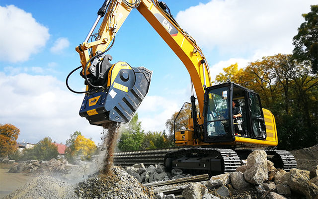 The BF70.2 crusher bucket recycles sleepers to obtain ready-to-use material. 